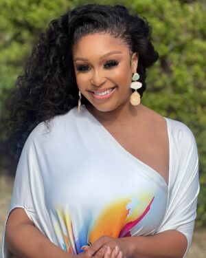 Minnie Dlamini Instagram - My first look for #LoveNeverLiesZA 🇿🇦 on @netflixsa #Host
MY GLAM SQUAD ATE 🔥 #BTS
Stylist: @papamamar
Makeup: @stephythemakeupartist
Hair : @laid_by_zethu
Thank you sooooo much my loves 🥹♥️