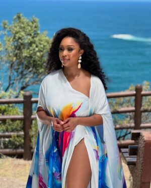 Minnie Dlamini Instagram - My first look for #LoveNeverLiesZA 🇿🇦 on @netflixsa #Host
MY GLAM SQUAD ATE 🔥 #BTS
Stylist: @papamamar
Makeup: @stephythemakeupartist
Hair : @laid_by_zethu
Thank you sooooo much my loves 🥹♥️