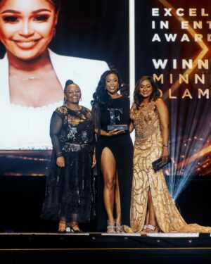 Minnie Dlamini Instagram - Last night I won the award for Excellence in Entertainment @forbesafrica 🏆 Thank you for the honour and thank you to everyone who has contributed to my journey and supported me over the years. To my family this is for you 💎
#Sibalukhulu 🙏🏾🥹🇿🇦