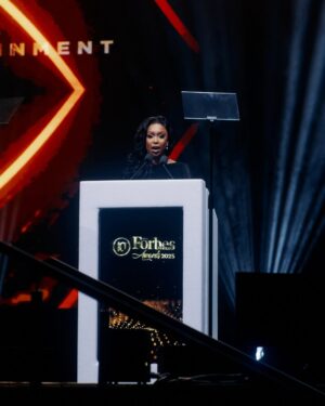 Minnie Dlamini Instagram - Last night I won the award for Excellence in Entertainment @forbesafrica 🏆 Thank you for the honour and thank you to everyone who has contributed to my journey and supported me over the years. To my family this is for you 💎
#Sibalukhulu 🙏🏾🥹🇿🇦