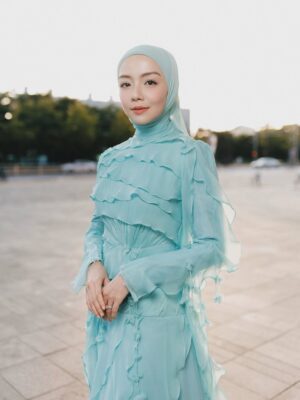Mira Filzah Instagram - Golden hour here hits different. Just me, the sunrays, and a sprinkle of Busan magic. 🤍🪄✨
@zaimizulkafli
@viumalaysia
@k_streaming_festival
#GadisMasa #ViuOriginal
#GlobalOTTAwards2025 #GOTT2025
