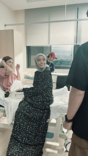 Mira Filzah Instagram - Nahhh video happy happy untuk korang. 😘 Seharian kita shooting scenes nangis nangis tu sebenarnya banyak je main dan gelak gelak. 🥹
Thank you tau tengok episod hari ni! 🫶🏻
