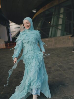 Mira Filzah Instagram - Golden hour here hits different. Just me, the sunrays, and a sprinkle of Busan magic. 🤍🪄✨
@zaimizulkafli
@viumalaysia
@k_streaming_festival
#GadisMasa #ViuOriginal
#GlobalOTTAwards2025 #GOTT2025