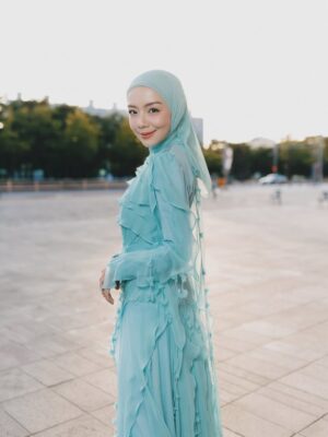 Mira Filzah Instagram - Golden hour here hits different. Just me, the sunrays, and a sprinkle of Busan magic. 🤍🪄✨
@zaimizulkafli
@viumalaysia
@k_streaming_festival
#GadisMasa #ViuOriginal
#GlobalOTTAwards2025 #GOTT2025