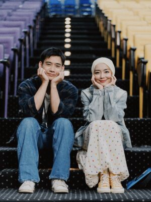 Mira Filzah Instagram - Bismillahirrahmanirrahim.
My new MegaDrama for 2025, ‘Mandul Bukan Pilihan’.
I know, the title sounds heavy. But this story.. it’s so much more than just about infertility. And no — it’s not about curang because my hero is a walking green flag, the kind of man every woman hopes for.
This drama is about true love — the kind that holds on even when the world tries to tear it apart. It’s about a young couple (yang jenis langgar je semua benda) deeply in love, fighting not just for each other, but against the pressure of expectations. From family. From society. From tradition.
Dalam setiap perkahwinan, pasti ada keinginan dan harapan untuk menimang cahaya mata. Masyarakat sering meletakkan stigma bahawa sesebuah keluarga dianggap sempurna apabila mempunyai zuriat. Tapi,
Bagaimana kalau belum ada rezeki untuk ada anak?
Adakah kasih sayang menjadi kurang bermakna?
Adakah perkahwinan itu tidak cukup sempurna?
Mandul Bukan Pilihan gently questions those norms.
It’s a story of patience, sacrifice, and love that doesn’t give up. It shows that even the strongest relationships can be tested — but when there’s honesty, faith, and doa.. Love can survive anything.
Kepada semua wanita yang sedang berjuang dalam diam..
Yang masih menanti, berharap, dan memujuk hati — this one is for you. ✨🤍🕊️ May Allah grant you strength that never fades, and peace that only He can give.
This isn’t just a drama. This is a tribute — to love, resilience, and the beauty of never letting go.
Swipe for snapshots from Episode 1 — the beginning of Aldi & Billa’s journey. 🤍
가자! 💪🏻
#MandulBukanPilihan