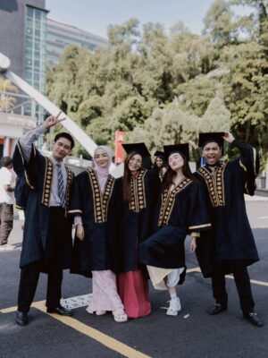 Mira Filzah Instagram - Bismillahirrahmanirrahim.
My new MegaDrama for 2025, ‘Mandul Bukan Pilihan’.
I know, the title sounds heavy. But this story.. it’s so much more than just about infertility. And no — it’s not about curang because my hero is a walking green flag, the kind of man every woman hopes for.
This drama is about true love — the kind that holds on even when the world tries to tear it apart. It’s about a young couple (yang jenis langgar je semua benda) deeply in love, fighting not just for each other, but against the pressure of expectations. From family. From society. From tradition.
Dalam setiap perkahwinan, pasti ada keinginan dan harapan untuk menimang cahaya mata. Masyarakat sering meletakkan stigma bahawa sesebuah keluarga dianggap sempurna apabila mempunyai zuriat. Tapi,
Bagaimana kalau belum ada rezeki untuk ada anak?
Adakah kasih sayang menjadi kurang bermakna?
Adakah perkahwinan itu tidak cukup sempurna?
Mandul Bukan Pilihan gently questions those norms.
It’s a story of patience, sacrifice, and love that doesn’t give up. It shows that even the strongest relationships can be tested — but when there’s honesty, faith, and doa.. Love can survive anything.
Kepada semua wanita yang sedang berjuang dalam diam..
Yang masih menanti, berharap, dan memujuk hati — this one is for you. ✨🤍🕊️ May Allah grant you strength that never fades, and peace that only He can give.
This isn’t just a drama. This is a tribute — to love, resilience, and the beauty of never letting go.
Swipe for snapshots from Episode 1 — the beginning of Aldi & Billa’s journey. 🤍
가자! 💪🏻
#MandulBukanPilihan