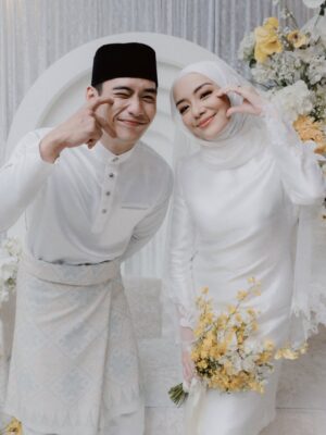 Mira Filzah Instagram - Bismillahirrahmanirrahim.
My new MegaDrama for 2025, ‘Mandul Bukan Pilihan’.
I know, the title sounds heavy. But this story.. it’s so much more than just about infertility. And no — it’s not about curang because my hero is a walking green flag, the kind of man every woman hopes for.
This drama is about true love — the kind that holds on even when the world tries to tear it apart. It’s about a young couple (yang jenis langgar je semua benda) deeply in love, fighting not just for each other, but against the pressure of expectations. From family. From society. From tradition.
Dalam setiap perkahwinan, pasti ada keinginan dan harapan untuk menimang cahaya mata. Masyarakat sering meletakkan stigma bahawa sesebuah keluarga dianggap sempurna apabila mempunyai zuriat. Tapi,
Bagaimana kalau belum ada rezeki untuk ada anak?
Adakah kasih sayang menjadi kurang bermakna?
Adakah perkahwinan itu tidak cukup sempurna?
Mandul Bukan Pilihan gently questions those norms.
It’s a story of patience, sacrifice, and love that doesn’t give up. It shows that even the strongest relationships can be tested — but when there’s honesty, faith, and doa.. Love can survive anything.
Kepada semua wanita yang sedang berjuang dalam diam..
Yang masih menanti, berharap, dan memujuk hati — this one is for you. ✨🤍🕊️ May Allah grant you strength that never fades, and peace that only He can give.
This isn’t just a drama. This is a tribute — to love, resilience, and the beauty of never letting go.
Swipe for snapshots from Episode 1 — the beginning of Aldi & Billa’s journey. 🤍
가자! 💪🏻
#MandulBukanPilihan