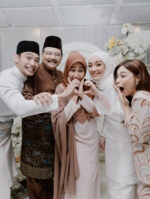 Mira Filzah Instagram - Bismillahirrahmanirrahim.
My new MegaDrama for 2025, ‘Mandul Bukan Pilihan’.
I know, the title sounds heavy. But this story.. it’s so much more than just about infertility. And no — it’s not about curang because my hero is a walking green flag, the kind of man every woman hopes for.
This drama is about true love — the kind that holds on even when the world tries to tear it apart. It’s about a young couple (yang jenis langgar je semua benda) deeply in love, fighting not just for each other, but against the pressure of expectations. From family. From society. From tradition.
Dalam setiap perkahwinan, pasti ada keinginan dan harapan untuk menimang cahaya mata. Masyarakat sering meletakkan stigma bahawa sesebuah keluarga dianggap sempurna apabila mempunyai zuriat. Tapi,
Bagaimana kalau belum ada rezeki untuk ada anak?
Adakah kasih sayang menjadi kurang bermakna?
Adakah perkahwinan itu tidak cukup sempurna?
Mandul Bukan Pilihan gently questions those norms.
It’s a story of patience, sacrifice, and love that doesn’t give up. It shows that even the strongest relationships can be tested — but when there’s honesty, faith, and doa.. Love can survive anything.
Kepada semua wanita yang sedang berjuang dalam diam..
Yang masih menanti, berharap, dan memujuk hati — this one is for you. ✨🤍🕊️ May Allah grant you strength that never fades, and peace that only He can give.
This isn’t just a drama. This is a tribute — to love, resilience, and the beauty of never letting go.
Swipe for snapshots from Episode 1 — the beginning of Aldi & Billa’s journey. 🤍
가자! 💪🏻
#MandulBukanPilihan