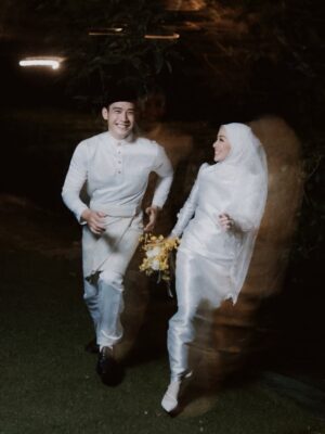 Mira Filzah Instagram - Bismillahirrahmanirrahim.
My new MegaDrama for 2025, ‘Mandul Bukan Pilihan’.
I know, the title sounds heavy. But this story.. it’s so much more than just about infertility. And no — it’s not about curang because my hero is a walking green flag, the kind of man every woman hopes for.
This drama is about true love — the kind that holds on even when the world tries to tear it apart. It’s about a young couple (yang jenis langgar je semua benda) deeply in love, fighting not just for each other, but against the pressure of expectations. From family. From society. From tradition.
Dalam setiap perkahwinan, pasti ada keinginan dan harapan untuk menimang cahaya mata. Masyarakat sering meletakkan stigma bahawa sesebuah keluarga dianggap sempurna apabila mempunyai zuriat. Tapi,
Bagaimana kalau belum ada rezeki untuk ada anak?
Adakah kasih sayang menjadi kurang bermakna?
Adakah perkahwinan itu tidak cukup sempurna?
Mandul Bukan Pilihan gently questions those norms.
It’s a story of patience, sacrifice, and love that doesn’t give up. It shows that even the strongest relationships can be tested — but when there’s honesty, faith, and doa.. Love can survive anything.
Kepada semua wanita yang sedang berjuang dalam diam..
Yang masih menanti, berharap, dan memujuk hati — this one is for you. ✨🤍🕊️ May Allah grant you strength that never fades, and peace that only He can give.
This isn’t just a drama. This is a tribute — to love, resilience, and the beauty of never letting go.
Swipe for snapshots from Episode 1 — the beginning of Aldi & Billa’s journey. 🤍
가자! 💪🏻
#MandulBukanPilihan