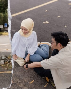 Mira Filzah Instagram - I received a lot of tags and mentions saying they love this scene (and the final goodbye/wedding scene). Sebab ada gambar, saya upload lah sini nanti dah habis cerita, saya tak upload dah. 🥲 But believe it or not, we shot this scene on the same day as Episode 1 - the graduation scene.
Tahu tahu, oh nak shoot Episode 20 sekali - the scene where Billa gives Aldi the ring. Masa tu tak tahu pun lagi jalan cerita episod episod akan datang, apa akan jadi, apa akan berlaku. But shooting with this man here was effortless. It was a tough scene, very emotional scene, but with him, everything flowed naturally.
Thank you @hunhaqeem.
#MandulBukanPilihan