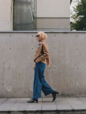 Mira Filzah Instagram - @uniqlomyofficial
First mood:
Oversized Sweatshirt
Cotton Cocoon Shirt
Slim Flare Trouser Jeans
Second Mood:
Milano Ribbed Knitted Jacket
Rayon Blouse
Wide Trousers Jeans
#UNIQLOMY #MyLifeWear
#SimpleMadeBetter
