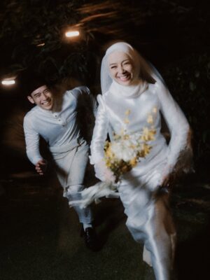 Mira Filzah Instagram - Bismillahirrahmanirrahim.
My new MegaDrama for 2025, ‘Mandul Bukan Pilihan’.
I know, the title sounds heavy. But this story.. it’s so much more than just about infertility. And no — it’s not about curang because my hero is a walking green flag, the kind of man every woman hopes for.
This drama is about true love — the kind that holds on even when the world tries to tear it apart. It’s about a young couple (yang jenis langgar je semua benda) deeply in love, fighting not just for each other, but against the pressure of expectations. From family. From society. From tradition.
Dalam setiap perkahwinan, pasti ada keinginan dan harapan untuk menimang cahaya mata. Masyarakat sering meletakkan stigma bahawa sesebuah keluarga dianggap sempurna apabila mempunyai zuriat. Tapi,
Bagaimana kalau belum ada rezeki untuk ada anak?
Adakah kasih sayang menjadi kurang bermakna?
Adakah perkahwinan itu tidak cukup sempurna?
Mandul Bukan Pilihan gently questions those norms.
It’s a story of patience, sacrifice, and love that doesn’t give up. It shows that even the strongest relationships can be tested — but when there’s honesty, faith, and doa.. Love can survive anything.
Kepada semua wanita yang sedang berjuang dalam diam..
Yang masih menanti, berharap, dan memujuk hati — this one is for you. ✨🤍🕊️ May Allah grant you strength that never fades, and peace that only He can give.
This isn’t just a drama. This is a tribute — to love, resilience, and the beauty of never letting go.
Swipe for snapshots from Episode 1 — the beginning of Aldi & Billa’s journey. 🤍
가자! 💪🏻
#MandulBukanPilihan