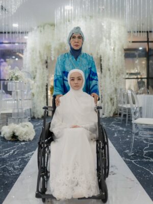 Mira Filzah Instagram - Everything’s fading to black and white. Memories slipping away, slowly disappearing..
Episode 20.
#MandulBukanPilihan