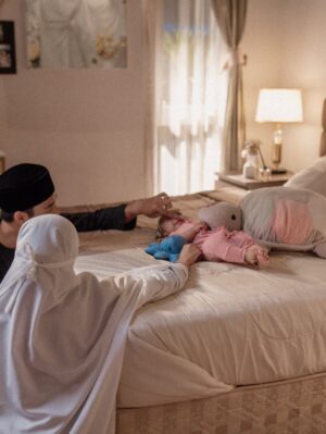 Mira Filzah Instagram - Semoga kebahagiaan milik Aldi dan Billa.
Not spoiling anything, this scene is already in the trailer. So here you go, a moment from today’s final episode. Whether it's a dream or reality, we find out tonight.
And here’s a fun fact, this was our last scene on our last day, day 83. One, last, final episode from us, #MandulBukanPilihan. Kaja! 💪🏻🤍
@osmanali_nuansa
@ifame.my @bambam_studios