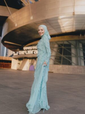 Mira Filzah Instagram - Golden hour here hits different. Just me, the sunrays, and a sprinkle of Busan magic. 🤍🪄✨
@zaimizulkafli
@viumalaysia
@k_streaming_festival
#GadisMasa #ViuOriginal
#GlobalOTTAwards2025 #GOTT2025