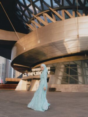Mira Filzah Instagram - Golden hour here hits different. Just me, the sunrays, and a sprinkle of Busan magic. 🤍🪄✨
@zaimizulkafli
@viumalaysia
@k_streaming_festival
#GadisMasa #ViuOriginal
#GlobalOTTAwards2025 #GOTT2025