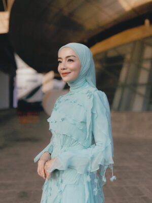 Mira Filzah Instagram - Golden hour here hits different. Just me, the sunrays, and a sprinkle of Busan magic. 🤍🪄✨
@zaimizulkafli
@viumalaysia
@k_streaming_festival
#GadisMasa #ViuOriginal
#GlobalOTTAwards2025 #GOTT2025
