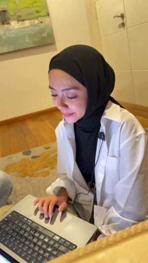 Mira Filzah Instagram - Recording this voice-over was unlike anything before. Never has it felt this emotional. My heart felt heavy reading Billa’s last letter to Aldi.
Terima kasih Nabilla Intan,
kerana pinjamkan rasa yang begitu indah,
yang begitu dalam, walau hanya seketika.
Menjadi kamu, mengajar aku erti kehilangan,
erti cinta yang tak harus dimiliki.
Kerana cinta,
tak selalu bersama selamanya.
Tak selalu berakhir dengan bahagia.
Tapi ia tetap hidup, dalam kenangan yang manis.
With a heart full and a soul forever changed,
Nabilla Intan signs off.
Thank you from the bottom of my heart to everyone who stayed with me from beginning to end. Your support truly means everything. Saranghaaeee! *heart throw* 💘