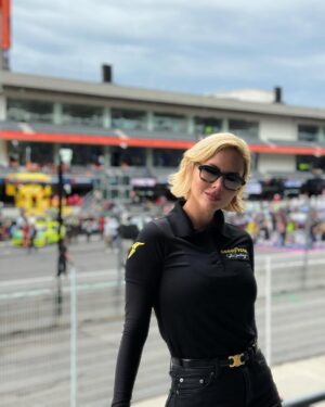 Miroslava Montemayor Instagram - Me invitaron a la NASCAR y fui muy feliz 😍🫶🏼✨…( ahorita llego para festejar a tu papá amor😙)