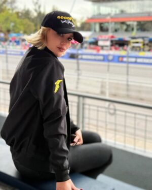 Miroslava Montemayor Instagram - Me invitaron a la NASCAR y fui muy feliz 😍🫶🏼✨…( ahorita llego para festejar a tu papá amor😙)