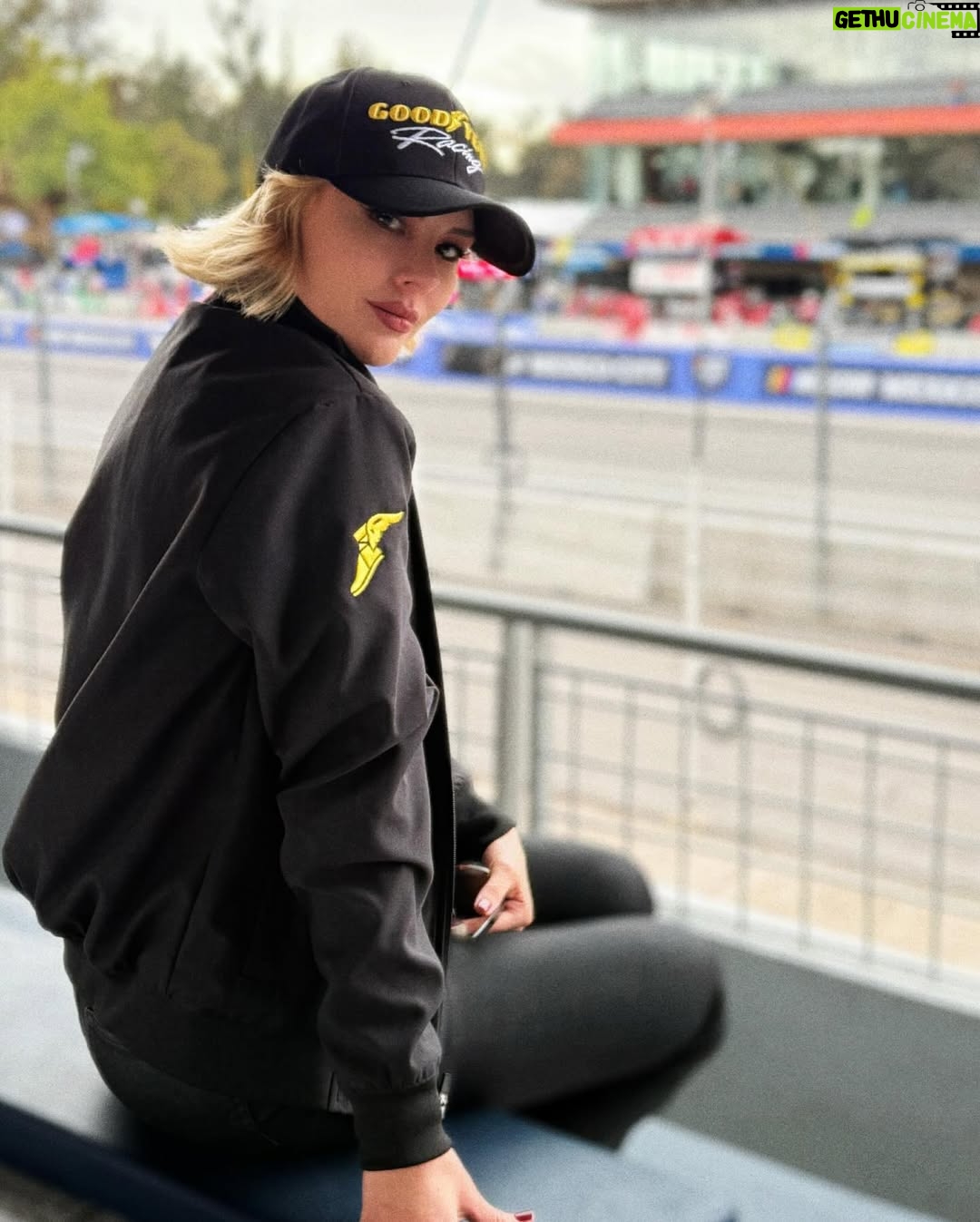 Miroslava Montemayor - 134.4K Likes - Me invitaron a la NASCAR y fui muy feliz 😍🫶🏼✨…( ahorita llego para festejar a tu papá amor😙)