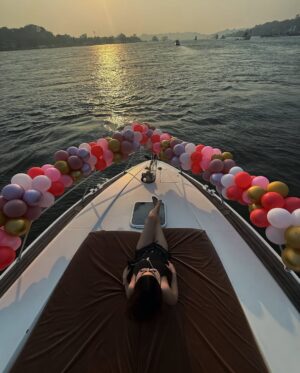 Mish Jazz Instagram - “serving looks nd catching waves.💁♀️🌊
#goa #yacht