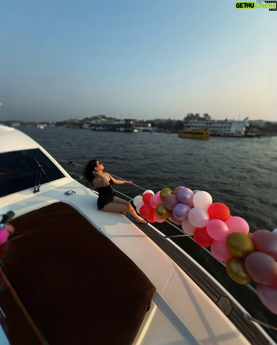 Mish Jazz - 14.9K Likes - “serving looks nd catching waves.💁‍♀️🌊

#goa #yacht