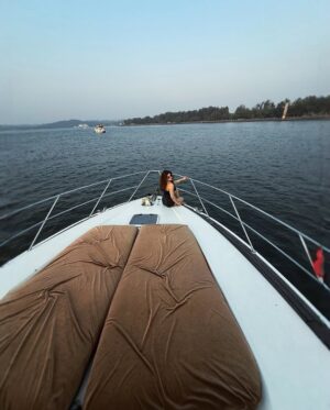 Mish Jazz Instagram - “serving looks nd catching waves.💁♀️🌊
#goa #yacht