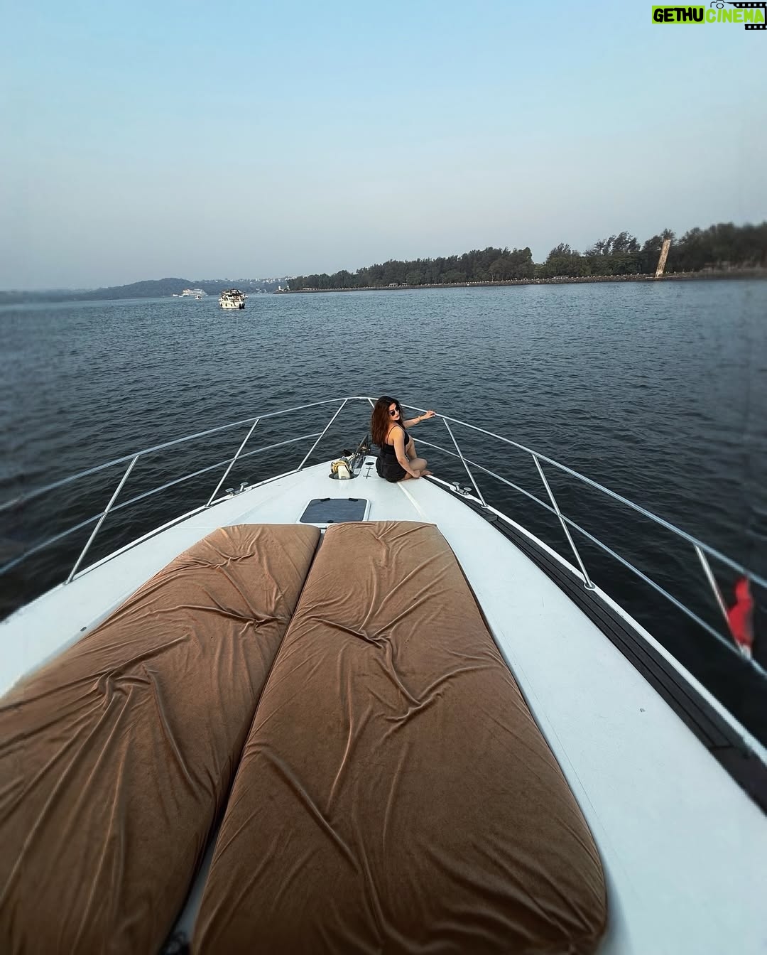 Mish Jazz - 14.9K Likes - “serving looks nd catching waves.💁‍♀️🌊

#goa #yacht