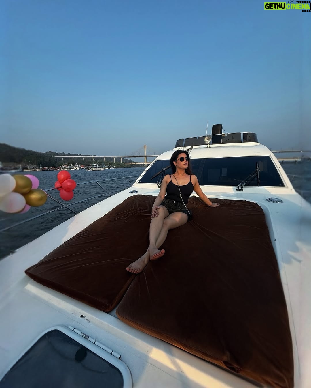 Mish Jazz - 14.9K Likes - “serving looks nd catching waves.💁‍♀️🌊

#goa #yacht