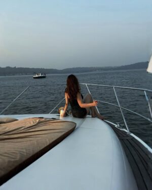 Mish Jazz Instagram - “serving looks nd catching waves.💁♀️🌊
#goa #yacht