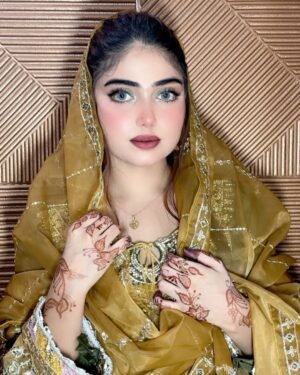Miss Falak Instagram - Eid ul adha Mubarak ❤️🌸🫣
..
..
..