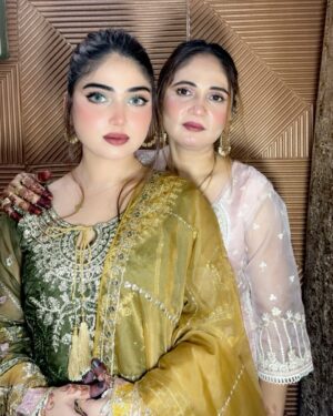 Miss Falak Instagram - Eid ul adha Mubarak ❤️🌸🫣
..
..
..