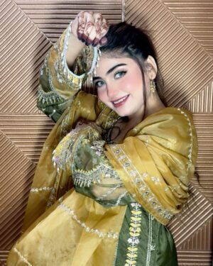 Miss Falak Instagram - Eid ul adha Mubarak ❤️🌸🫣
..
..
..