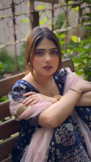 Miss Falak Instagram - Na mila toh b thik❤️🩹
..
..
..
#missfalak #reels #viral #trendingreels #cute #broken