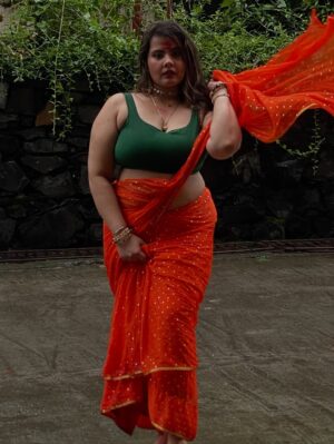 Mithila Purohit Instagram - थोड़ी सी मुस्कान… और साड़ी का कमाल…🧿❤️🔥
.
#thebandragirl #mithilapurohit