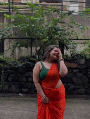 Mithila Purohit Instagram - थोड़ी सी मुस्कान… और साड़ी का कमाल…🧿❤️🔥
.
#thebandragirl #mithilapurohit