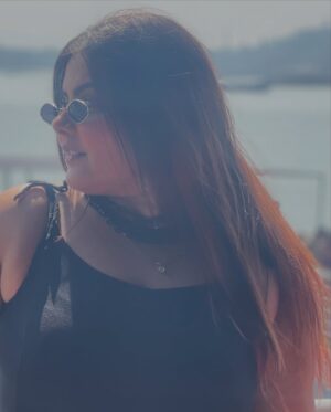 Mithila Purohit Instagram - I see the world through my kala chashma beats….🦋🧿🫶🏻
.
#mood #throwback #pictures #thebandragirl