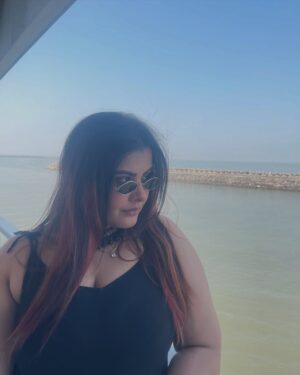 Mithila Purohit Instagram - I see the world through my kala chashma beats….🦋🧿🫶🏻
.
#mood #throwback #pictures #thebandragirl