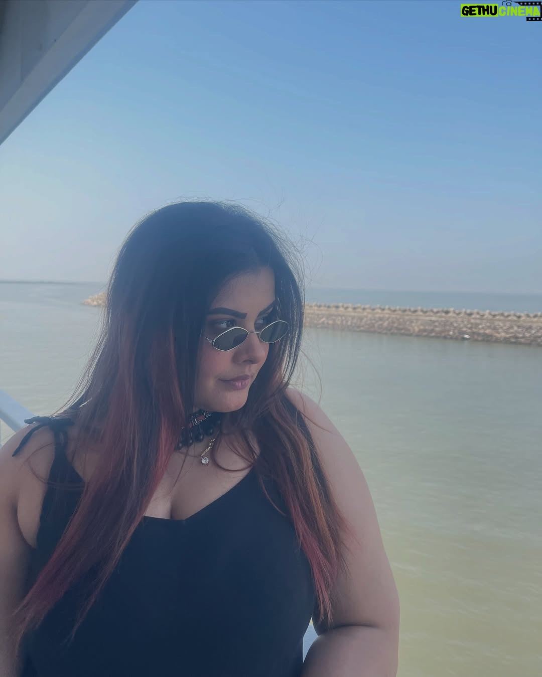Mithila Purohit - 2K Likes - I see the world through my kala chashma beats….🦋🧿🫶🏻
.
#mood #throwback #pictures #thebandragirl