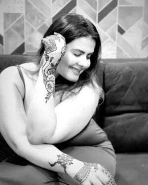 Mithila Purohit Instagram - A touch of culture, A dash of chic…..🫶🏻🧿♥️
.
#gangaurpreparations #mehandi #marwariculture #thebandragirl