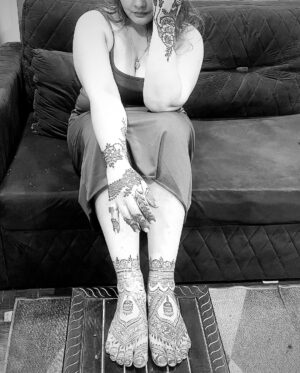Mithila Purohit Instagram - A touch of culture, A dash of chic…..🫶🏻🧿♥️
.
#gangaurpreparations #mehandi #marwariculture #thebandragirl