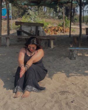 Mithila Purohit Instagram - I see the world through my kala chashma beats….🦋🧿🫶🏻
.
#mood #throwback #pictures #thebandragirl