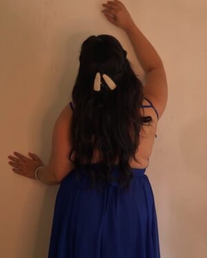 Mithila Purohit Instagram - Rate my hair experiments…🫶🏻🦋🧿
.
#CurlsForDays #SleekAndShiny #MessyBun #BraidedBeauty #WavyHair #StraightHair #thebandragirl