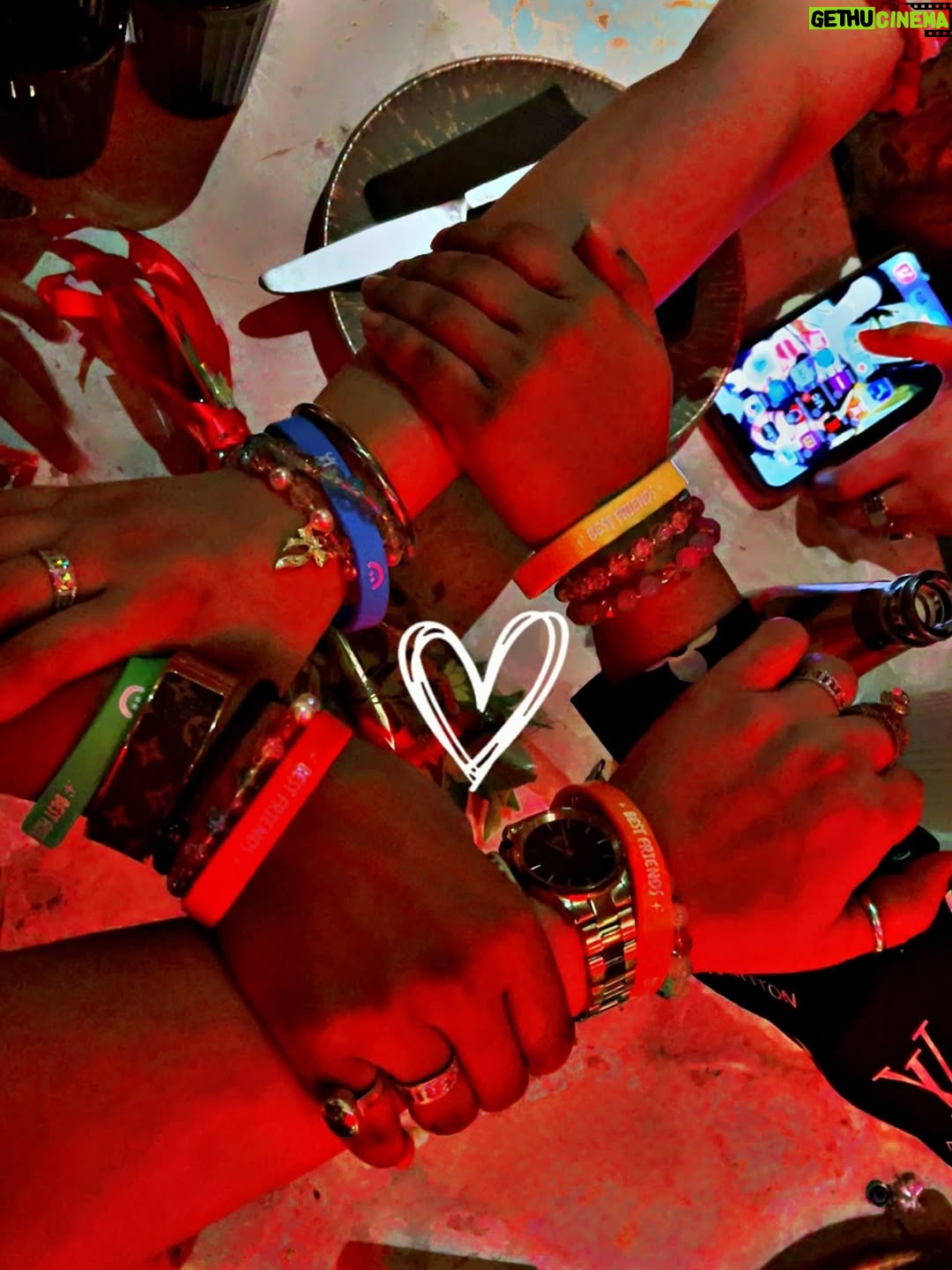 Mithila Purohit - 2.5K Likes - Soul sisters, laughter blisters & memories that last forever. Happy Friendship Day !
@shehzadisammy @aasmali1 @zoyakhan_official588 
.
#friendshipday2025 #bff #staytogether #crazygirls