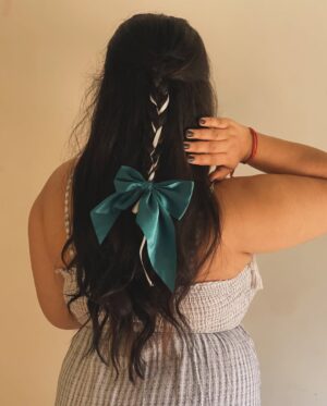 Mithila Purohit Instagram - Rate my hair experiments…🫶🏻🦋🧿
.
#CurlsForDays #SleekAndShiny #MessyBun #BraidedBeauty #WavyHair #StraightHair #thebandragirl