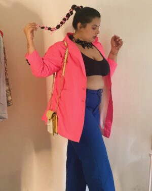 Mithila Purohit Instagram - Rate my hair experiments…🫶🏻🦋🧿
.
#CurlsForDays #SleekAndShiny #MessyBun #BraidedBeauty #WavyHair #StraightHair #thebandragirl