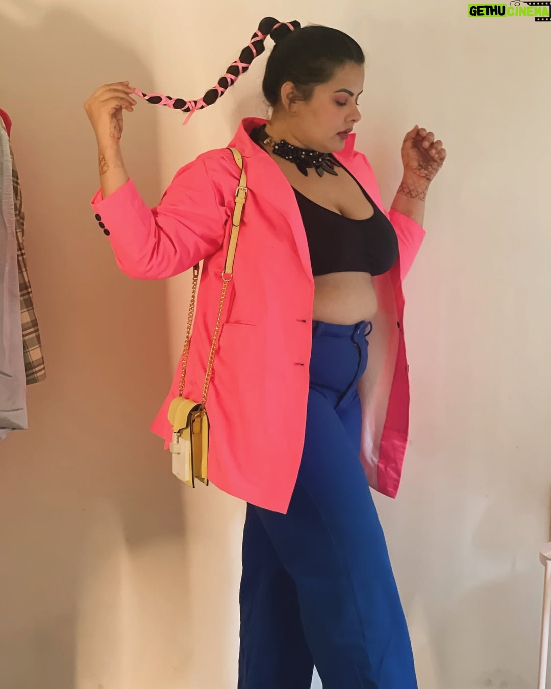 Mithila Purohit - 1.7K Likes - Rate my hair experiments…🫶🏻🦋🧿
.
#CurlsForDays #SleekAndShiny #MessyBun #BraidedBeauty #WavyHair #StraightHair #thebandragirl