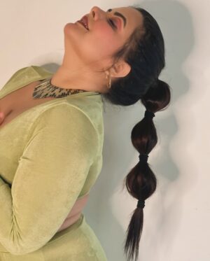 Mithila Purohit Instagram - Rate my hair experiments…🫶🏻🦋🧿
.
#CurlsForDays #SleekAndShiny #MessyBun #BraidedBeauty #WavyHair #StraightHair #thebandragirl