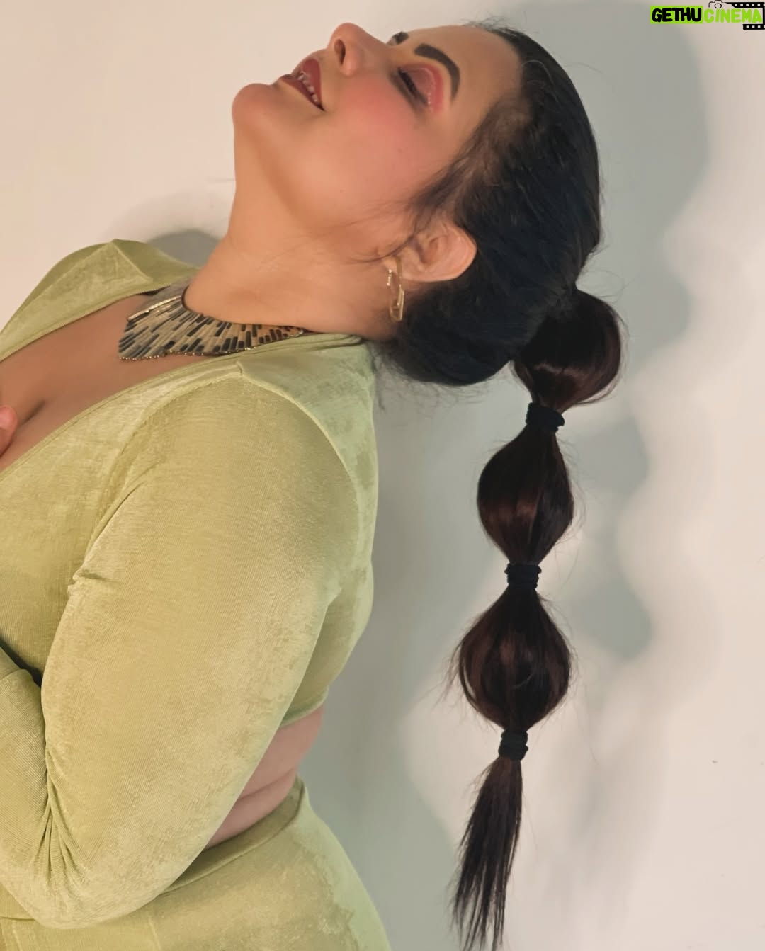 Mithila Purohit - 1.7K Likes - Rate my hair experiments…🫶🏻🦋🧿
.
#CurlsForDays #SleekAndShiny #MessyBun #BraidedBeauty #WavyHair #StraightHair #thebandragirl